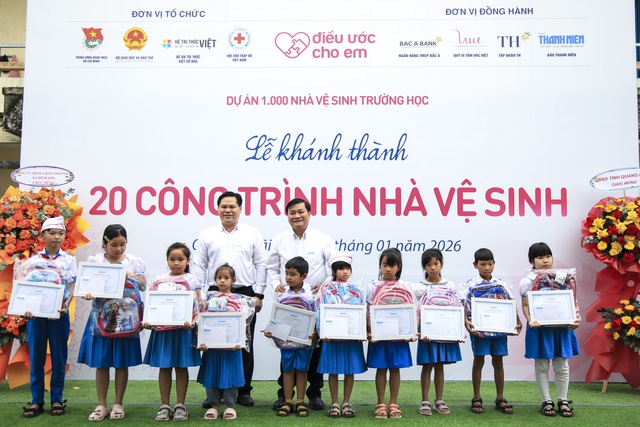 Khánh thành 20 công trình nhà vệ sinh trị giá 1,2 tỉ đồng cho học sinh Quảng Ngãi- Ảnh 14. Khánh thành 20 công trình nhà vệ sinh trị giá 1,2 tỉ đồng cho học sinh Quảng Ngãi- Ảnh 14.