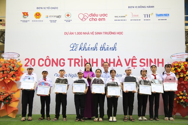 Khánh thành 20 công trình nhà vệ sinh trị giá 1,2 tỉ đồng cho học sinh Quảng Ngãi- Ảnh 15. Khánh thành 20 công trình nhà vệ sinh trị giá 1,2 tỉ đồng cho học sinh Quảng Ngãi- Ảnh 15.