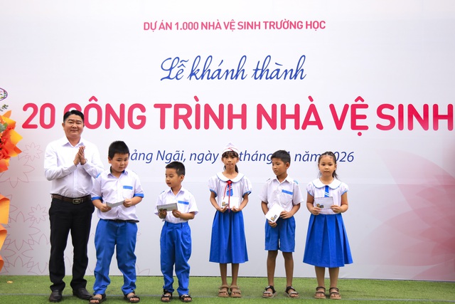 Khánh thành 20 công trình nhà vệ sinh trị giá 1,2 tỉ đồng cho học sinh Quảng Ngãi- Ảnh 16. Khánh thành 20 công trình nhà vệ sinh trị giá 1,2 tỉ đồng cho học sinh Quảng Ngãi- Ảnh 16.