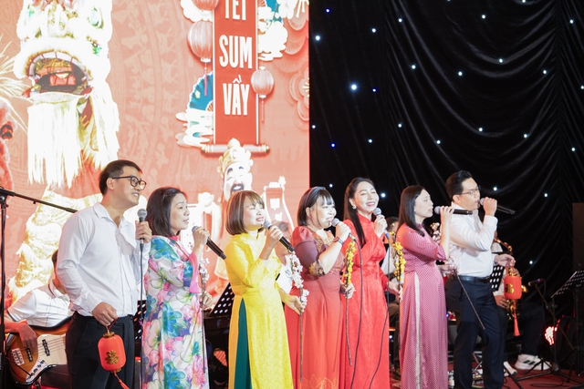 B&aacute;c sĩ l&agrave;m ca sĩ, h&aacute;t quy&ecirc;n g&oacute;p gần 675 triệu đồng cho bệnh nh&acirc;n dịp tết- Ảnh 1.