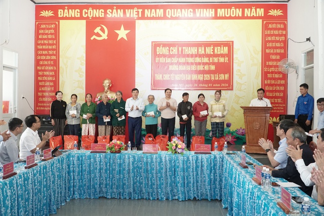 B&iacute; thư tỉnh ủy L&acirc;m Đồng thăm v&agrave; ch&uacute;c tết tại Trung t&acirc;m điện lực Vĩnh T&acirc;n - Ảnh 7.