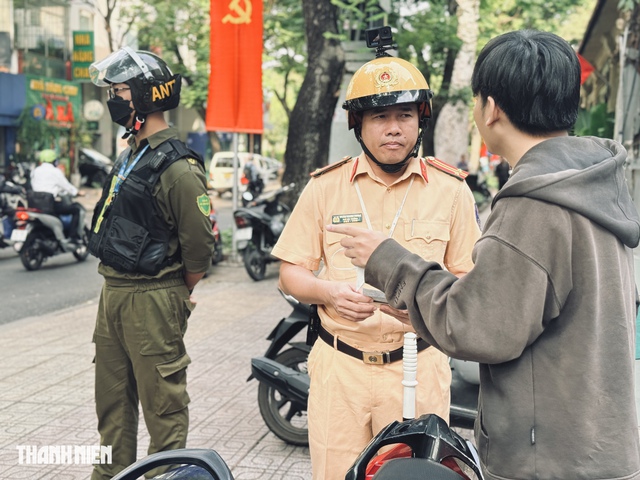 Đỗ xe m&aacute;y tr&ecirc;n vỉa h&egrave; TP.HCM theo hướng dẫn của h&agrave;ng  qu&aacute;n: Ai bị CSGT phạt? - Ảnh 3.