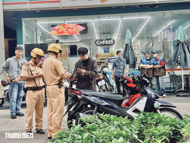 Đỗ xe m&aacute;y tr&ecirc;n vỉa h&egrave; TP.HCM theo hướng dẫn của h&agrave;ng  qu&aacute;n: Ai bị CSGT phạt? - Ảnh 2.