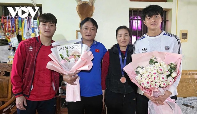 Thủ m&ocirc;n Cao Văn B&igrave;nh trở về qu&ecirc; hương, người d&acirc;n Nghệ An ch&agrave;o đ&oacute;n như người h&ugrave;ng- Ảnh 6.