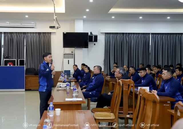 &lsquo;Mổ băng&rsquo; c&aacute;c t&igrave;nh huống VAR, Ban Trọng t&agrave;i c&oacute; động th&aacute;i đặc biệt khi V-League t&aacute;i xuất- Ảnh 2.