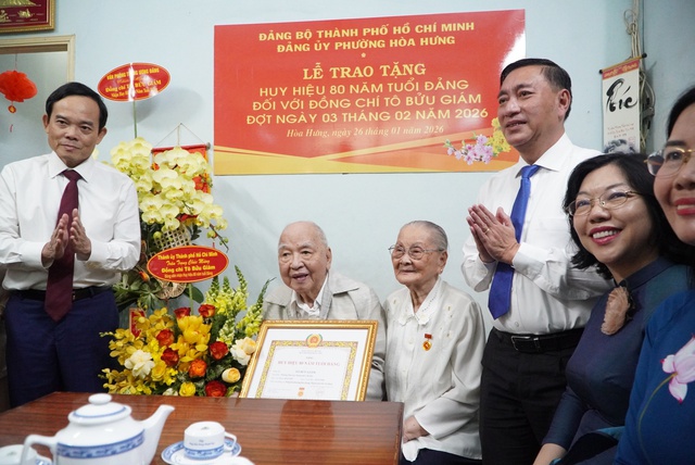 Th&agrave;nh ủy TP.HCM trao Huy hiệu Đảng đến nguy&ecirc;n trợ l&yacute; 2 Tổng B&iacute; thư- Ảnh 1.