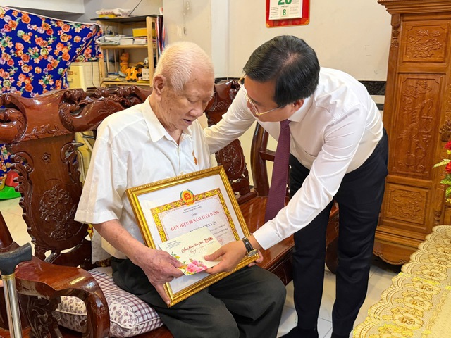 Th&agrave;nh ủy TP.HCM trao Huy hiệu Đảng đến nguy&ecirc;n trợ l&yacute; 2 Tổng B&iacute; thư- Ảnh 4.