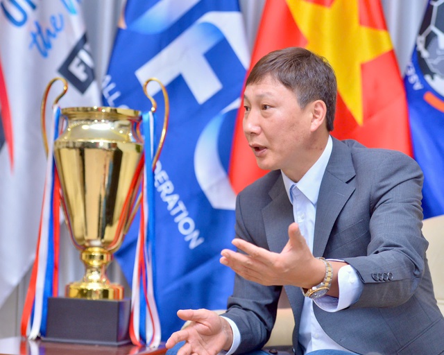 HLV Kim Sang-sik n&oacute;i khoảnh khắc buồn nhất: 'Khi t&ocirc;i thấy Hiểu Minh...'- Ảnh 2.