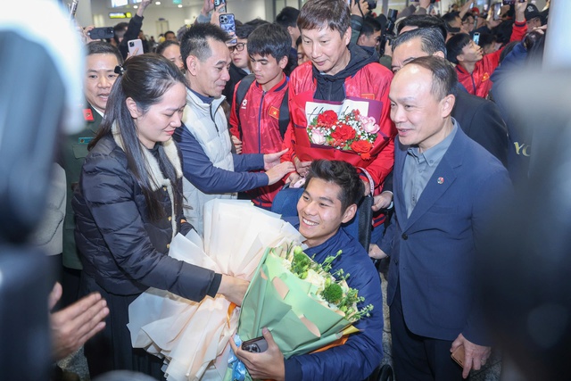 Báo Hàn Quốc: 'Khoảnh khắc HLV Kim sang-sik đẩy xe lăn cho Hiểu Minh lay động hàng triệu con tim'- Ảnh 2. Báo Hàn Quốc: 'Khoảnh khắc HLV Kim sang-sik đẩy xe lăn cho Hiểu Minh lay động hàng triệu con tim'- Ảnh 2.