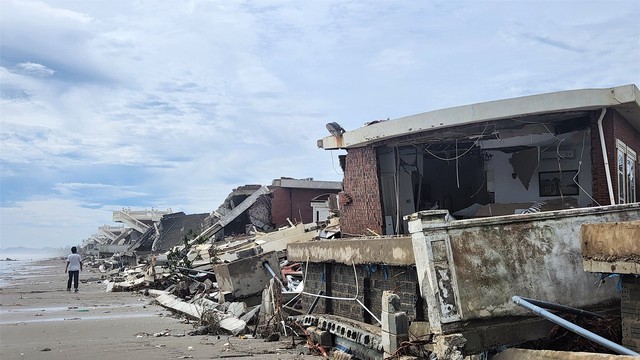 Khu nghỉ dưỡng trăm tỉ bị đổ sập do b&atilde;o: Lộ sai phạm của chủ đầu tư - Ảnh 1.