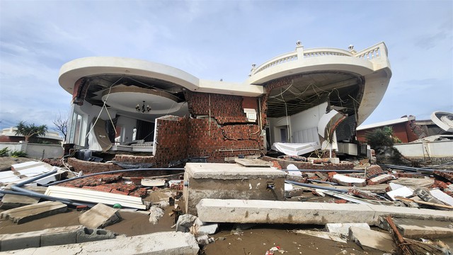 Khu nghỉ dưỡng trăm tỉ bị đổ sập do b&atilde;o: Lộ sai phạm của chủ đầu tư - Ảnh 2.