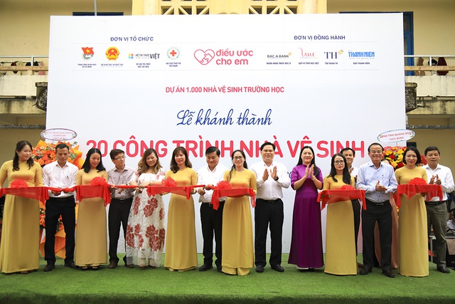 Trao học bổng, kh&aacute;nh th&agrave;nh 20 nh&agrave; vệ sinh cho học sinh Quảng Ng&atilde;i: Chung tay v&igrave; tương lai- Ảnh 3.