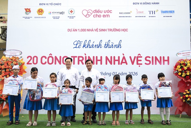 Trao học bổng, kh&aacute;nh th&agrave;nh 20 nh&agrave; vệ sinh cho học sinh Quảng Ng&atilde;i: Chung tay v&igrave; tương lai- Ảnh 1.