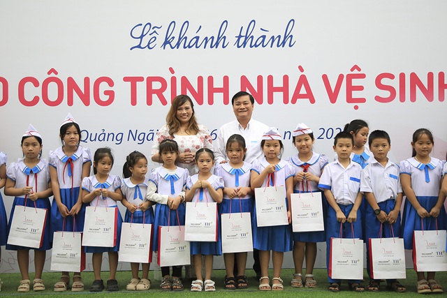 Trao học bổng, kh&aacute;nh th&agrave;nh 20 nh&agrave; vệ sinh cho học sinh Quảng Ng&atilde;i: Chung tay v&igrave; tương lai- Ảnh 4.