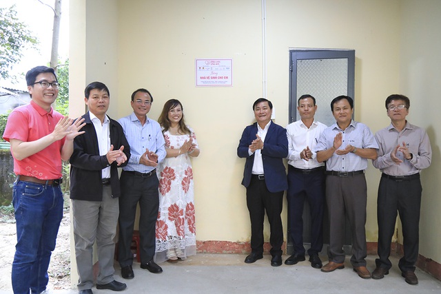 Trao học bổng, kh&aacute;nh th&agrave;nh 20 nh&agrave; vệ sinh cho học sinh Quảng Ng&atilde;i: Chung tay v&igrave; tương lai- Ảnh 5.