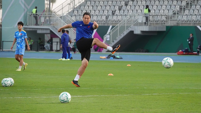 B&aacute;o H&agrave;n Quốc ca ngợi 'ph&ugrave; thủy lu&acirc;n lưu' đứng sau c&uacute; đổ người xuất thần của thủ m&ocirc;n Cao Văn B&igrave;nh- Ảnh 1.