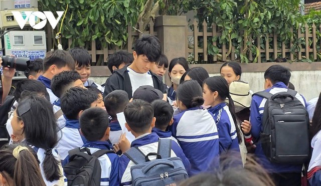 Thủ m&ocirc;n Cao Văn B&igrave;nh trở về qu&ecirc; hương, người d&acirc;n Nghệ An ch&agrave;o đ&oacute;n như người h&ugrave;ng- Ảnh 5.