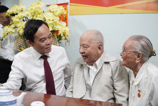 Th&agrave;nh ủy TP.HCM trao Huy hiệu Đảng đến nguy&ecirc;n trợ l&yacute; 2 Tổng B&iacute; thư- Ảnh 2.