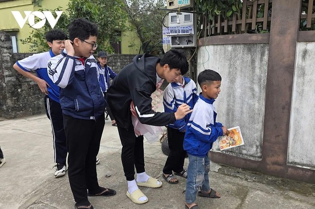 Thủ m&ocirc;n Cao Văn B&igrave;nh trở về qu&ecirc; hương, người d&acirc;n Nghệ An ch&agrave;o đ&oacute;n như người h&ugrave;ng- Ảnh 7.