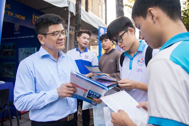 Học sinh lớp 12 'căng m&igrave;nh' &ocirc;n 4-5 kỳ thi để t&igrave;m đường v&agrave;o đại học - Ảnh 2.