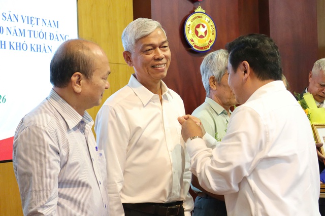 Th&agrave;nh ủy TP.HCM trao Huy hiệu Đảng đến nguy&ecirc;n trợ l&yacute; 2 Tổng B&iacute; thư- Ảnh 6.