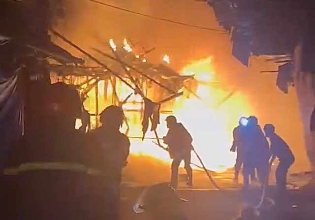 Phường B&igrave;nh Đ&ocirc;ng th&ocirc;ng tin về vụ ch&aacute;y 4 căn nh&agrave; ở chợ Nhị Thi&ecirc;n Đường- Ảnh 2.