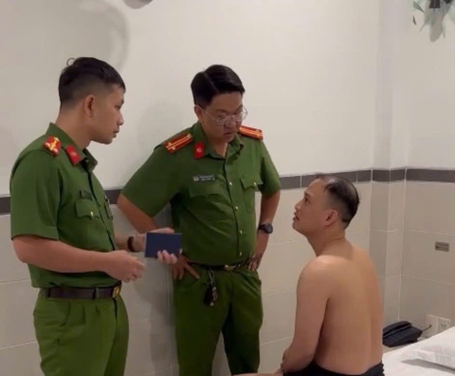 Kiểm tra kh&aacute;ch sạn, C&ocirc;ng an TP.HCM bắt giữ đối tượng trốn truy n&atilde;- Ảnh 1.