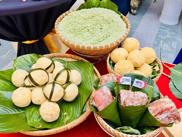 Tổng l&atilde;nh sự Mỹ trải nghiệm g&oacute;i b&aacute;nh chưng tại hội thi g&oacute;i b&aacute;nh cổ truyền - Ảnh 6.