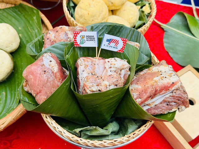 Tổng l&atilde;nh sự Mỹ trải nghiệm g&oacute;i b&aacute;nh chưng tại hội thi g&oacute;i b&aacute;nh cổ truyền - Ảnh 3.