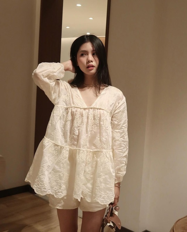 Vẻ đẹp kiêu kỳ cùng trang phục ren thêu hoa - Ảnh 2.