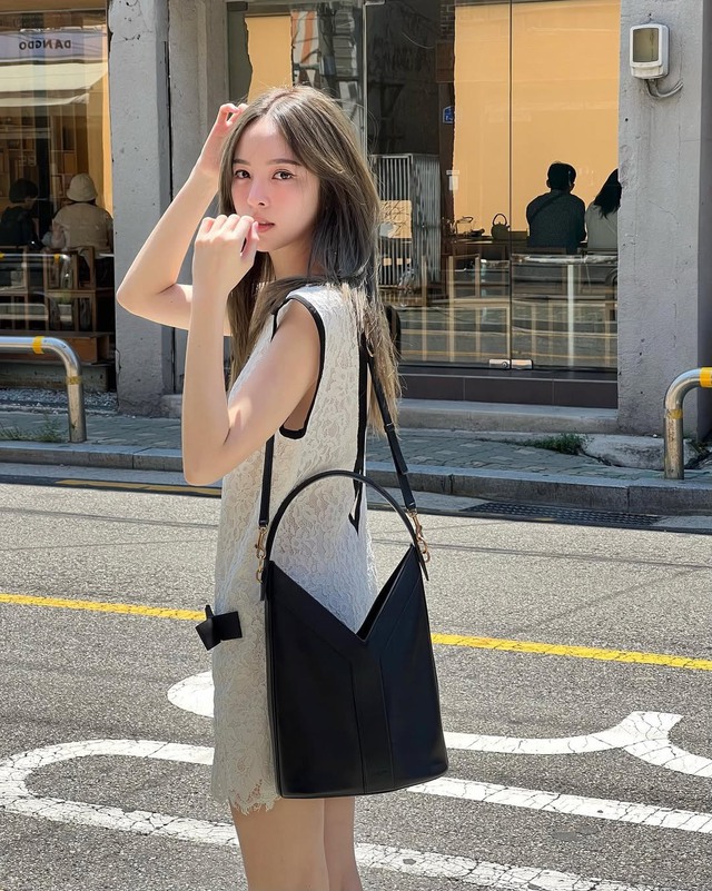 Vẻ đẹp kiêu kỳ cùng trang phục ren thêu hoa - Ảnh 4.