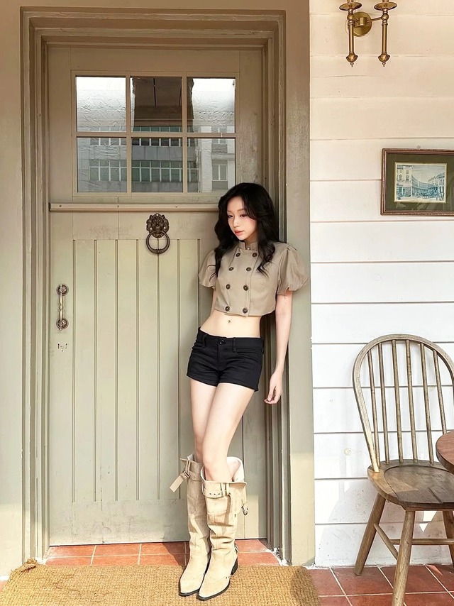 Tỉ lệ vàng tôn dáng với áo crop top và quần cạp cao 2026 - Ảnh 1. Tỉ lệ vàng tôn dáng với áo crop top và quần cạp cao 2026 - Ảnh 1.