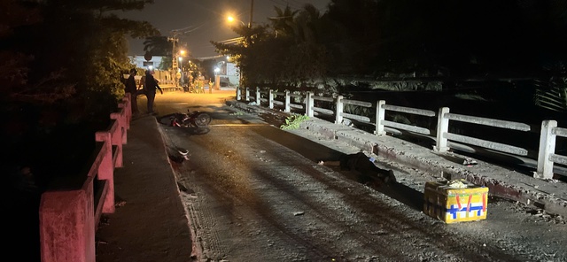 Phát hiện nam thanh niên tử vong bên xe máy lúc rạng sáng ở TP.HCM- Ảnh 1. Phát hiện nam thanh niên tử vong bên xe máy lúc rạng sáng ở TP.HCM- Ảnh 1.