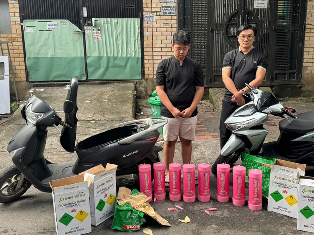 C&ocirc;ng an TP.HCM khởi tố 4 người trong đường d&acirc;y bu&ocirc;n b&aacute;n kh&iacute; cười quy m&ocirc; lớn - Ảnh 2.