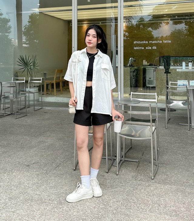 Tỉ lệ vàng tôn dáng với áo crop top và quần cạp cao 2026 - Ảnh 2. Tỉ lệ vàng tôn dáng với áo crop top và quần cạp cao 2026 - Ảnh 2.