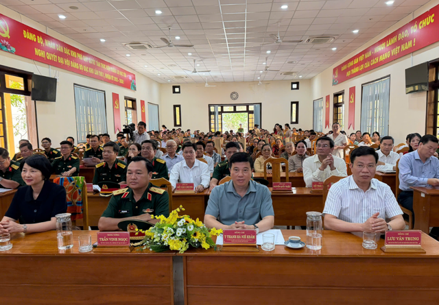 B&iacute; thư Tỉnh ủy L&acirc;m Đồng c&ugrave;ng c&aacute;c tướng lĩnh thăm, ch&uacute;c tết Đặc khu Ph&uacute; Qu&yacute;- Ảnh 1.