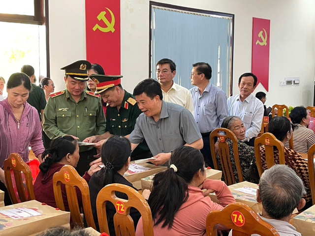 B&iacute; thư Tỉnh ủy L&acirc;m Đồng c&ugrave;ng c&aacute;c tướng lĩnh thăm, ch&uacute;c tết Đặc khu Ph&uacute; Qu&yacute;- Ảnh 6.