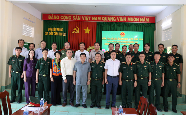 B&iacute; thư Tỉnh ủy L&acirc;m Đồng c&ugrave;ng c&aacute;c tướng lĩnh thăm, ch&uacute;c tết Đặc khu Ph&uacute; Qu&yacute;- Ảnh 7.