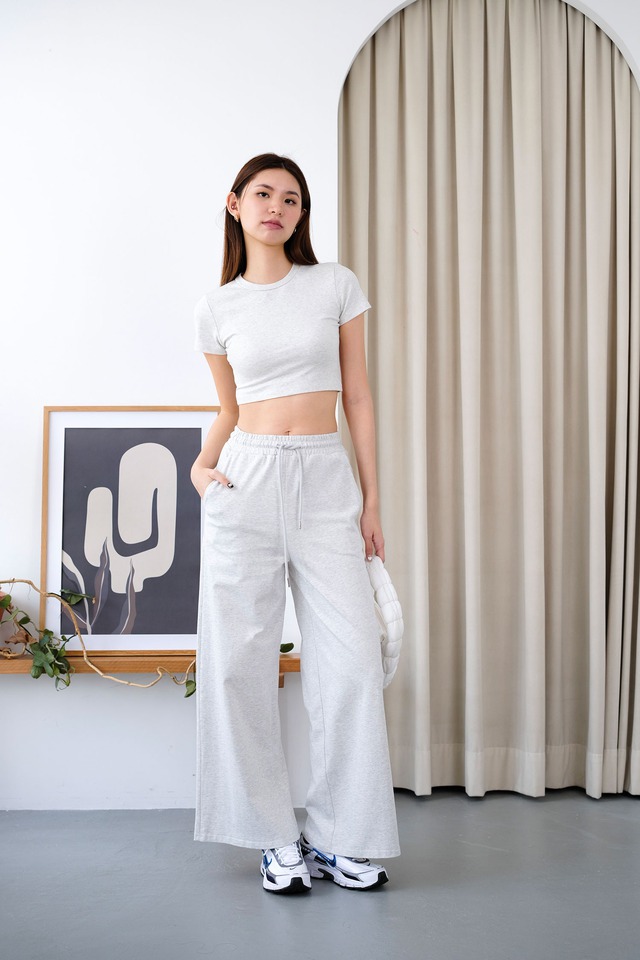 Tỉ lệ vàng tôn dáng với áo crop top và quần cạp cao 2026 - Ảnh 4. Tỉ lệ vàng tôn dáng với áo crop top và quần cạp cao 2026 - Ảnh 4.