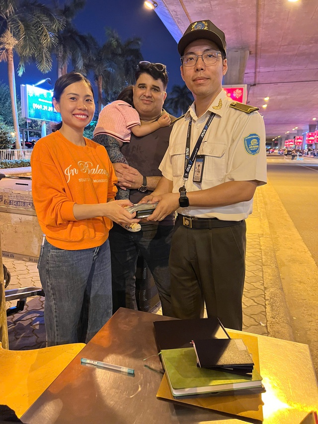 C&ocirc;ng an cửa khẩu T&acirc;n Sơn Nhất nhanh ch&oacute;ng truy t&igrave;m kẻ lấy v&iacute; của kh&aacute;ch - Ảnh 4.