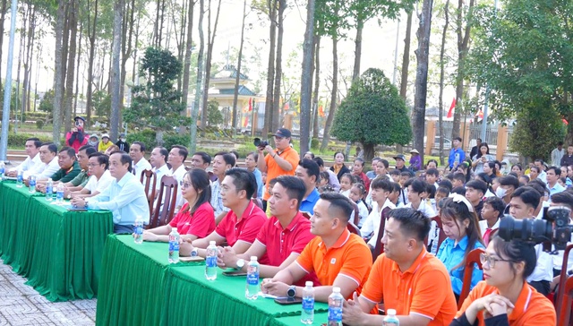 Mang 'Xu&acirc;n y&ecirc;u thương' đến những mảnh đời kh&oacute; khăn- Ảnh 2.