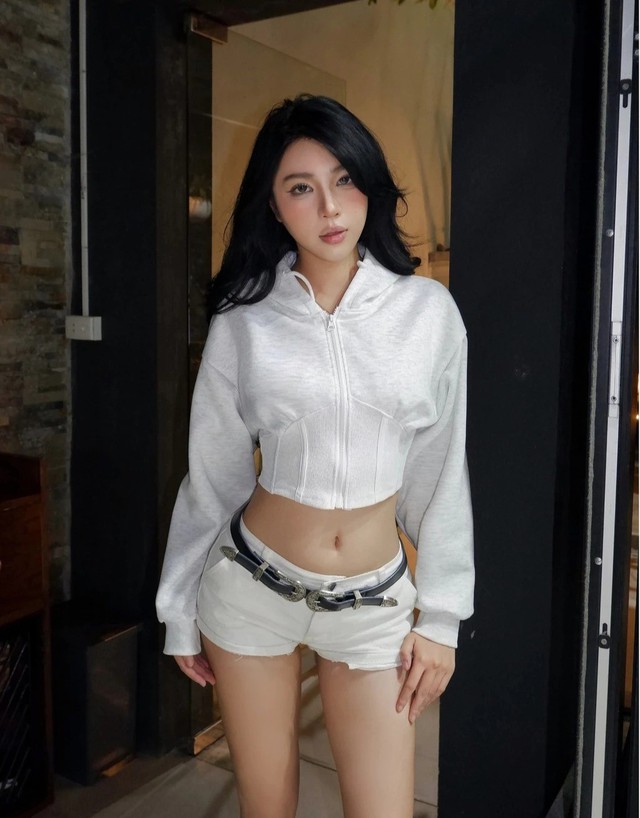 Tỉ lệ vàng tôn dáng với áo crop top và quần cạp cao 2026 - Ảnh 8. Tỉ lệ vàng tôn dáng với áo crop top và quần cạp cao 2026 - Ảnh 8.