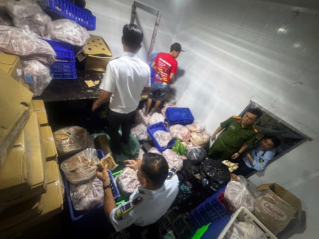TP.HCM: Buộc ti&ecirc;u hủy 744kg thịt, c&aacute; đ&ocirc;ng lạnh ở phường Bến C&aacute;t - Ảnh 1.