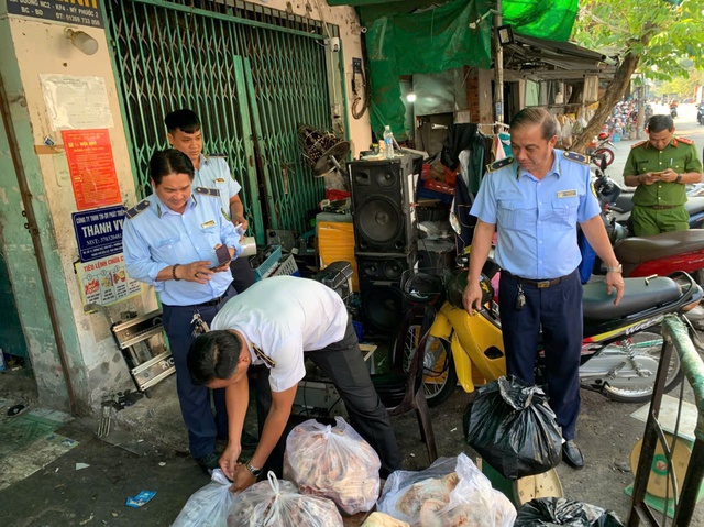 TP.HCM: Buộc ti&ecirc;u hủy 744kg thịt, c&aacute; đ&ocirc;ng lạnh ở phường Bến C&aacute;t - Ảnh 2.