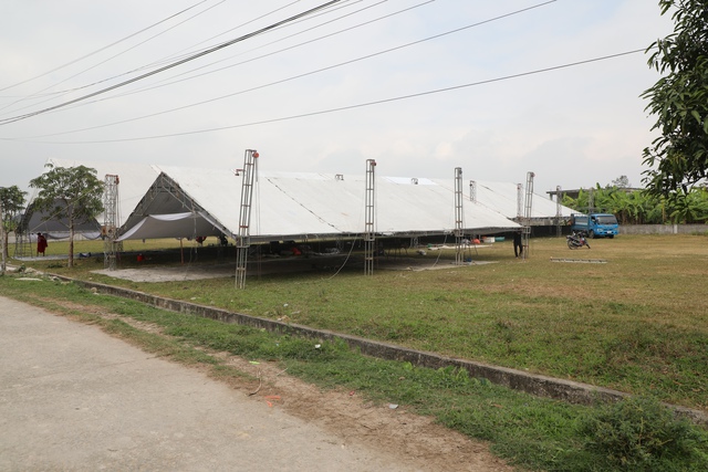 Hàng xóm vỡ òa khi Đình Bắc về thăm nhà, gia đình phấn khởi dựng rạp bày cỗ mời bà con- Ảnh 7. Hàng xóm vỡ òa khi Đình Bắc về thăm nhà, gia đình phấn khởi dựng rạp bày cỗ mời bà con- Ảnh 7.