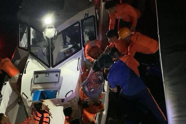 Khoảnh khắc kinh ho&agrave;ng trong thảm họa ch&igrave;m ph&agrave; ở Philippines - Ảnh 3.