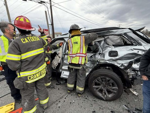 Cụ b&agrave; 83 tuổi l&aacute;i &ocirc; t&ocirc; đạp nhầm ch&acirc;n ga g&acirc;y tai nạn li&ecirc;n ho&agrave;n - Ảnh 3.