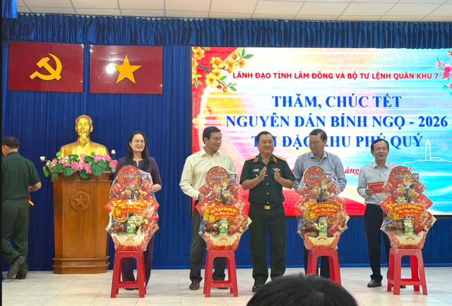 B&iacute; thư Tỉnh ủy L&acirc;m Đồng c&ugrave;ng c&aacute;c tướng lĩnh thăm, ch&uacute;c tết Đặc khu Ph&uacute; Qu&yacute;- Ảnh 3.