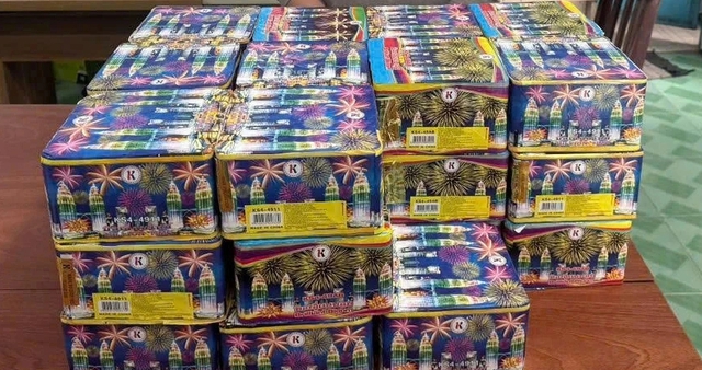 Bắt giữ người phụ nữ vận chuyển, t&agrave;ng trữ hơn 67 kg ph&aacute;o nổ - Ảnh 1.