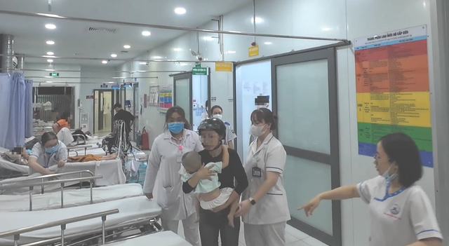 CSGT Tân Sơn Nhất hỗ trợ kịp thời cứu bé trai 2 tuổi bị hóc dị vật- Ảnh 1. CSGT Tân Sơn Nhất hỗ trợ kịp thời cứu bé trai 2 tuổi bị hóc dị vật- Ảnh 1.